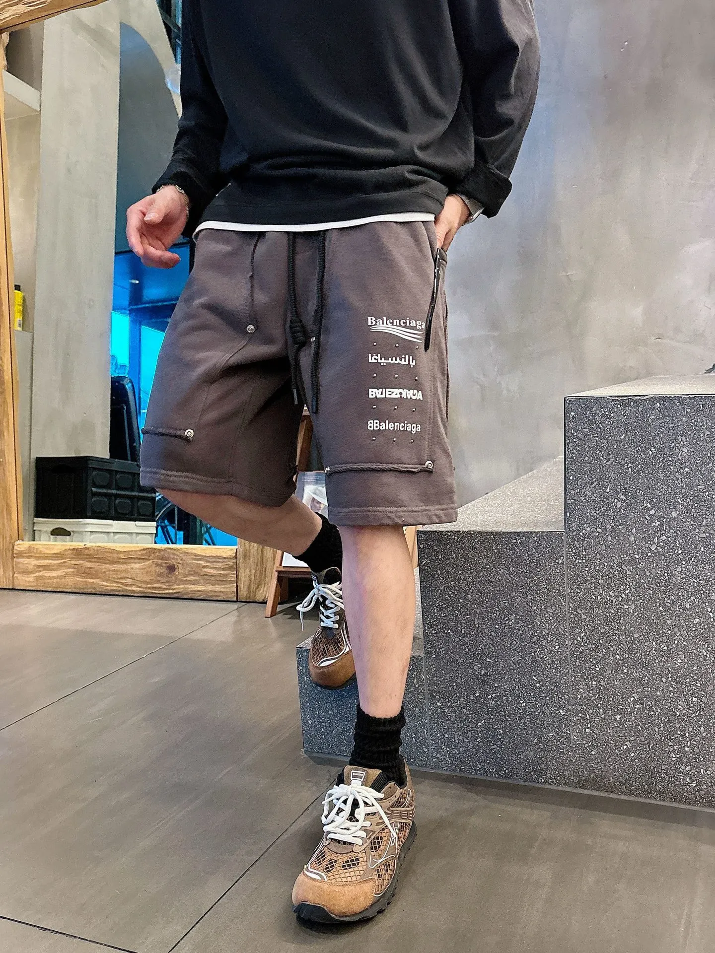 Balenciaga's three-standard complete 2026 summer New Arrival men's casual shorts, advanced custom-made Breathable fabric, Breathable fabric, extremely stretchy and comfortable, impeccable details, top-grade accessories, original logo design concept, delicate and soft feel! The upper body fit is awesome! Size: M-XXXL Please state your height and weight when ordering